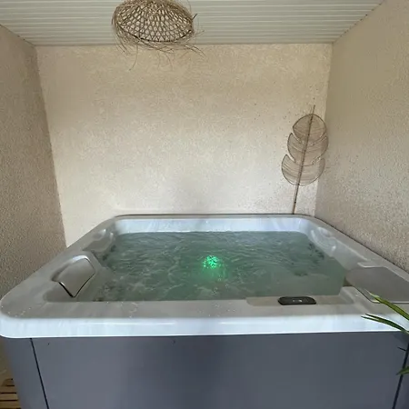 De La Fontaine Avec Jaccuzi Hébergement de vacances Septfonds