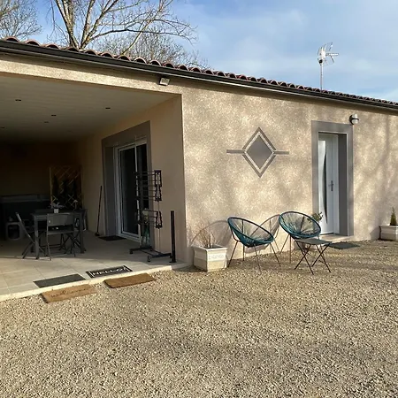 Nyaraló De La Fontaine Avec Jaccuzi *